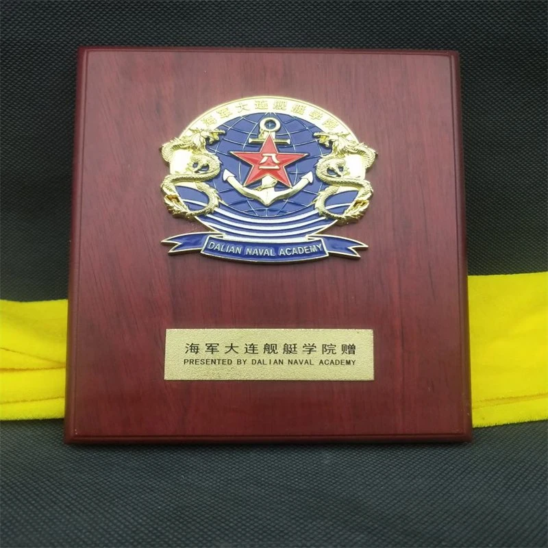 China Creative Round Plate Crystal Glass Trophy with Metal Base Customized Crystal Trophies Souvenir Wood Wooden Plaque