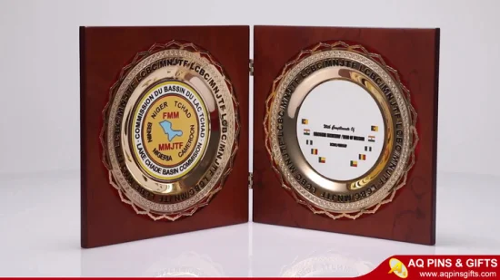 China Creative Round Plate Crystal Glass Trophy with Metal Base Customized Crystal Trophies Souvenir Wood Wooden Plaque